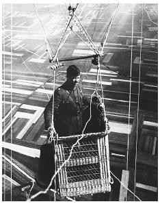 An American major in the basket of an observation balloon flying over fields near the front lines in France, June 1918. ©CORBIS.