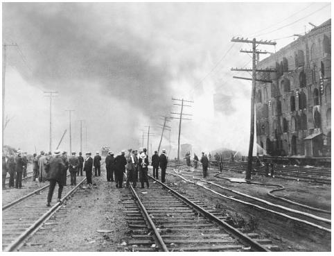 Smoke billowing from the Black Tom explosion, a German sabotage operation on American soil in 1916. ©BETTMANN/CORBIS.