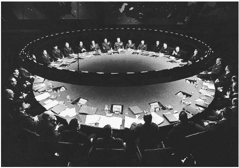 A War Room conference scene from "Dr. Strangelove, or: How I Learned to Stop Worrying and Love the Bomb," a 1964 movie satirizing Cold War tensions among nuclear superpowers. ©THE KOBAL COLLECTION.