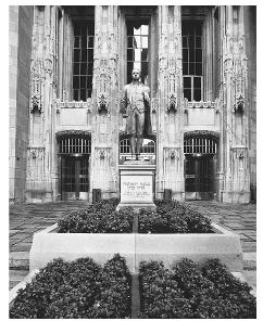 A statue of Nathan Hale, a revolutionary soldier who was captured and hung by the British for espionage, in front of the Tribune Tower, in Chicago, Illinois. ©SANDY FELSENTHAL/CORBIS.